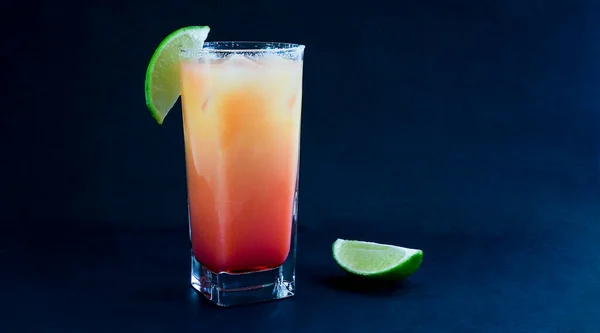 Bebida Tequila Sunrise Sobre Fondo Negro Con Espacio Para Copiar — Foto de Stock