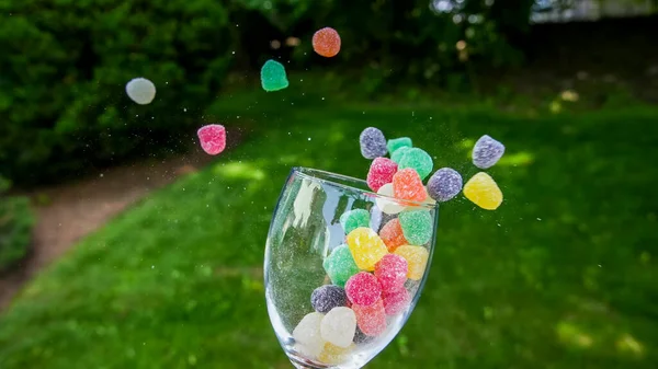 Kleurrijk Snoep Vliegen Uit Van Binnen Glas Outdoor — Stockfoto