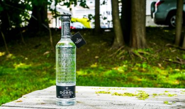 NORWALK, CT, ABD - 13 Mayıs 2023: Maestro Dobel Diamante, ahşap masanın üzerinde duran tekila