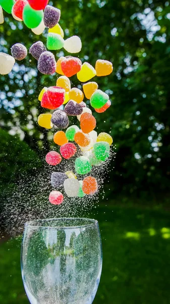 Kleurrijk Snoep Vliegen Uit Van Binnen Glas Outdoor — Stockfoto