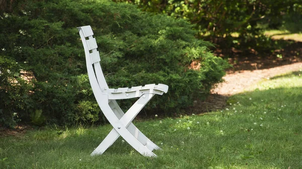 Cadeira Branca Vazia Jardim Hora Verão — Fotografia de Stock