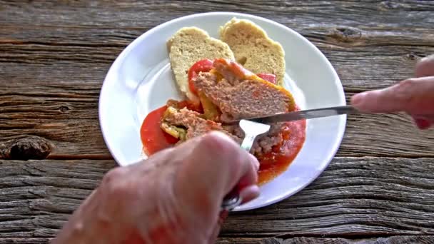 豚肉と米を蒸したダンピングとトマトソースで刺した唐辛子 — ストック動画