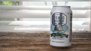 NORWALK, CT, ABD - 14 Eylül 2023: Tüccar Joe 'nun sade ahşap masa üzerindeki doğal limon tadı