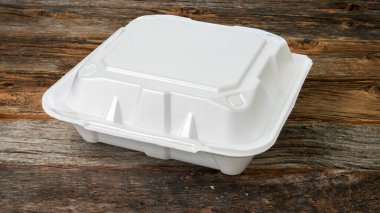 Ahşap kırsal masada suni köpük yiyecek taşıyıcısı.