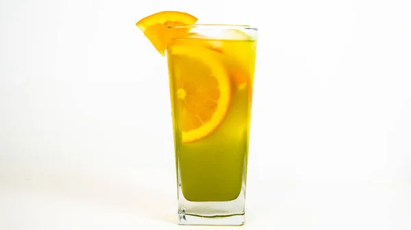 Żółty Zielony Koktajl Pomarańczą Białym Tle — Zdjęcie stockowe