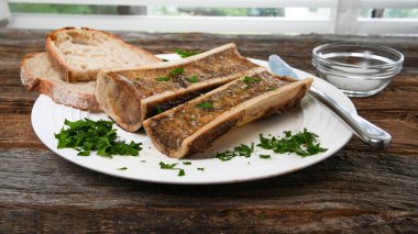 Köy tahtasında kavrulmuş kemik iliği.