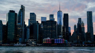 New York, New York, ABD - 13 Haziran 2022: Gün batımında güzel Manhattan