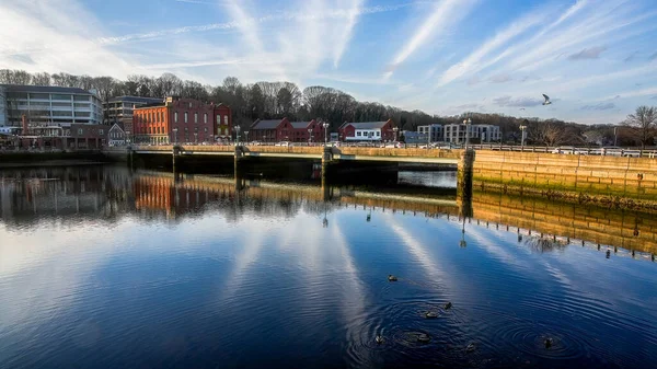WESTPORT CT, ABD - 9 Aralık 2023 Saugatuck Nehri üzerindeki köprü yansımaları ile güzel bir öğleden sonra