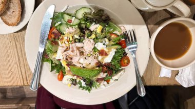 Masada tavuklu salata hazır.