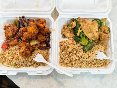 İki porsiyon porsiyon tavuk ve pilav.