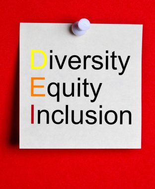 Kırmızı arkaplana karşı sırasıyla, çeşitlilik, eşitlik ve içerik sözcükleriyle not