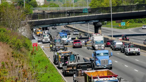 NORWALK, CT, USA- 2 Mayıs 2024: 14. ve 15. çıkışlar arasında Norwalk 'ta çıkan traktör-römork yangınından sonra I 95' i temizlemek