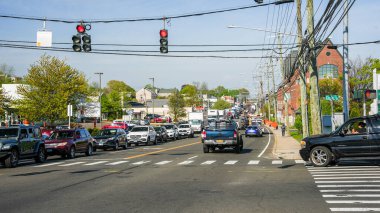 NORWALK, CT, USA- 2 Mayıs 2024: Norwal 'daki Posta Yolu 1' deki trafik I 95 'teki bir römork kazasından sonra I-95' in her iki tarafında 14 ve 15 numaralı çıkışlar arasında traktör-römork yangınları durduruldu.