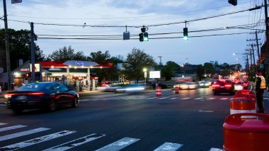 NORWALK, CT, USA- 4 Mayıs 2024: I 95 nolu karayolu üzerindeki temizlik sırasında trafik ve Norwalk 14 ve 15 nolu çıkışlar arasında çıkan traktör-römork yangınından sonra köprüyü yıkmak