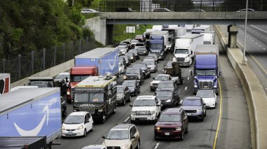 NORWALK, CT, USA- 4 Mayıs 2024: I-95 Kuzey çıkışındaki trafik Perşembe sabahı benzin kamyonu kazasının ardından 15. 14. çıkıştan önce otoyolun boş güney bölümü
