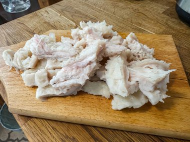 Taze kesilmiş işkembe parçaları mutfakta pişirilmeye hazır.