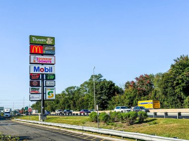NORWALK, CT, USA- 13 Eylül 2024: I 95 'teki Darien North seyahat meydanında fast food tabelaları ve benzin istasyonu
