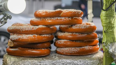 Bir yığın yumuşak kraker, üzerine tuz serpiştirilmiş, tezgaha oturmuş..