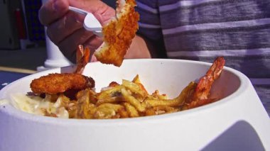 Patates kızartması ve mayonezli karides yemek.
