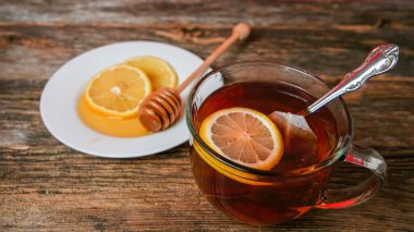 Kırsal masada limonlu ve ballı cam bardak.