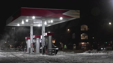 NORWALK, CT, ABD - 9 Şubat 2025: Karla kaplı Citgo benzin istasyonu kış mevsiminde sabah erken saatlerde aydınlandı