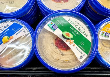 NORWALK, CT, ABD - 24 Mart 2025: Plastik kabın içindeki humus 'tan üst görünüm