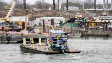 NORWALK, CT, USA- 11 Nisan 2025: Norwalk Nehri üzerindeki Yürüyüş Köprüsü projesinde çalışanlar