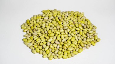 Canlı kırmızı levrek, deniz ürünleri pazarında bir buz yatağında dinleniyor. Tazeliklerini ve kalitelerini sergiliyorlar. Mutfak hazırlıklarına hazırlar.