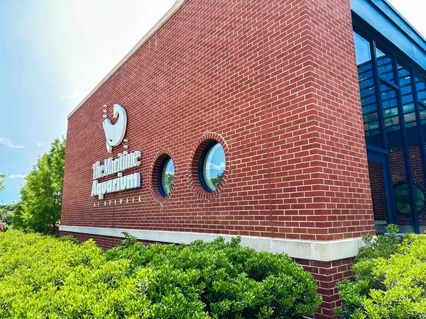 Norwalk, CT, USA- 2 Haziran. 2025: Deniz Akvaryumu Güneşli bir günde kırmızı tuğla cephe