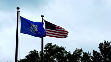 Connecticut ve ABD 'yi temsil eden bayraklar bulutlu gökyüzüne hafifçe sallanıyor.