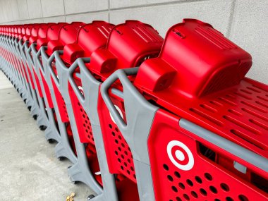 NORWALK, CT, USA- 18 Ağustos 2025: bir perakende mağazasının önünde uzun bir sıra kırmızı alışveriş arabası düzenlendi. Arabalar organize edildi ve müşterilerin kullanmasını bekliyorlar..