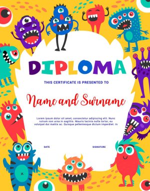 Komik canavar karakterli çocuk diploması. Çizgi film vektör eğitim okulu ya da komik renkli hayvanların, uzaylıların ya da cadılar bayramı yaratıklarının olduğu anaokulu sertifikası. Mezuniyet veya ödül şablonu