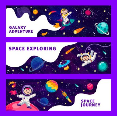 Çizgi film uzay afişleri. Komik astronotlar ve uzay galaksisi manzarası. Çekici çocuk kozmonot olan vektör yer imleri ya da yatay kartlar ağırlıksız havada süzülür, rokete biner, kolonileşme görevine girişir.