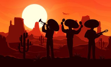 Çöl batımında Meksikalı Mariachi müzisyenleri siluetleri. Üçlü grup adamla alacakaranlık sahnesi marakas, gitar ve trompet çalan sombrero giyerek kaktüs ve dağlarla ıssız manzaralı ıssız bir yerde.