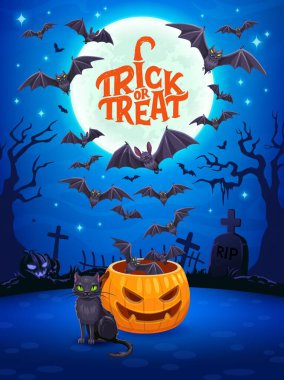 Mezarlıkta bayram balkabağı, siyah kedi ve uçan yarasalarla dolu Cadılar Bayramı posteri. Çizgi filmdeki kedi hayvan ve Jack Lantern 'in gece mezarlığında uçan korkunç vampirler ve mezarlarla dolu bir tebrik kartı.