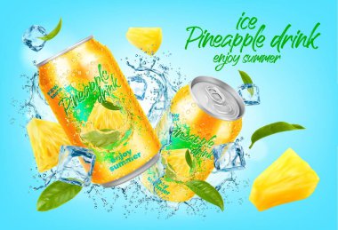Ananas dilimleri, çay yaprakları, su sıçraması ve buz küpleri olan buzlu ananas içeceği kutusu, gerçekçi bir vektör. Buz küplü teneke kutuların üzerine soğuk damlalar konmuş taze ananas içeceği posteri.
