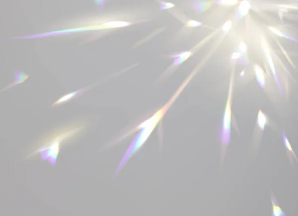 レインボーライト効果 透明なクリスタルダイヤモンドのフレア ベクターの背景とプリズムライトオーバーレイ プリズムライトフレアやレンズ 宝石ガラスの屈折や太陽光の分散のフレアスペクトル — ストックベクタ