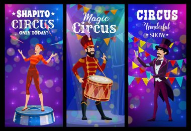 Sirk, karikatür karnaval şapitesi sihirbazı, hokkabaz ve davulcu karakterli vektör pankartlarını büyük çadırda sergiliyor. Hokkabazlık kulüpleri, sihirli şapkaları ve davullarıyla komik sirk sanatçıları