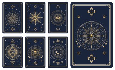 Sihirli tarot kartları ve vektör çizgisi Ay ve Güneş 'in mistik deseni, kaderin gözü, kafatası ve altıgen. Cadı ya da çingene klasik tarot kartı. Esrarengiz, okült ve astroloji sembolleriyle donatılmış.