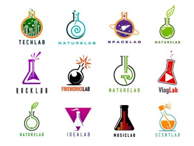 Bilim ve sanat laboratuarı ikonları. Laboratuvar cam şişesi, deney tüpü ya da yeşil yaprak, elma, mikroskop ve uzay gemisiyle izole edilmiş vektör sembolleri. Bilim, doğa, uzay, teknoloji ve müzik laboratuarı tabelaları