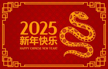 Çin 'in 2025 yılına ait yeni yıl pankartıyla birlikte, kırmızı zodyak yılı ve refahı sembolize eden, kırmızı zeminli altın desenli yılan sürüngenleri ve hiyeroglifler yer alıyor.