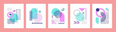 Soyut geometrik Memphis posterleri grafik şekiller ve elementler modaya uygun modern tarzda yaratıcılık ve dinamik enerji yayar. Canlı renk ve desenlere sahip vektör kartı veya kapak şablonları