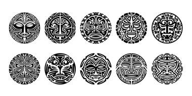 Geometrik desenli Maori kabilesi dövmeleri. Polinezya, Maori, Aztek ya da Maya yuvarlak dövmeleri, güneş, ay ve canavar yüzleri, soyut geometrik şekiller ve girdaplar,