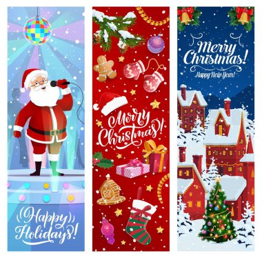 Süslü Noel afişleri ve Noel Baba karakteri şarkı söylüyor. Karlı evler, hediyeler, dekorasyonlar, eldivenler, zencefilli ekmek, ağaç ve neşeli tatil titreşimleri içeren kutlama vektörü dikey Xmas tebrik kartları