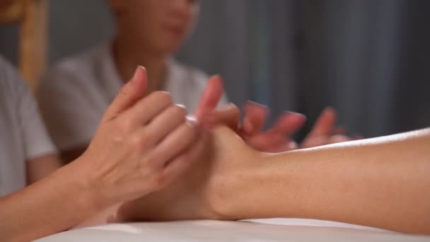 Massage Mit Vier Händen Wellnessbereich Wellendingen Frauen Genießen Eine Entspannende — Stockvideo