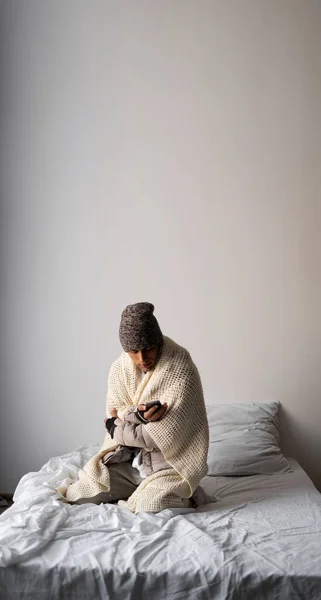 Sıcak Giyimli Genç Adam Üşümüş Sıcak Ekoseyle Kaplanmış Soğuk Evdeki — Stok fotoğraf