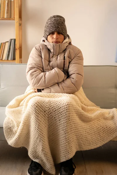 Homem Infeliz Sentindo Frio Vestindo Roupas Quentes Inverno Dentro Casa — Fotografia de Stock