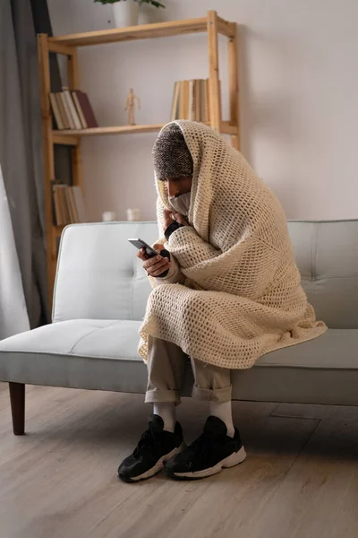 Kışlık Kıyafetler Giymiş Üşümüş Isıtması Olmayan Akıllı Telefondan Oyun Oynayan — Stok fotoğraf