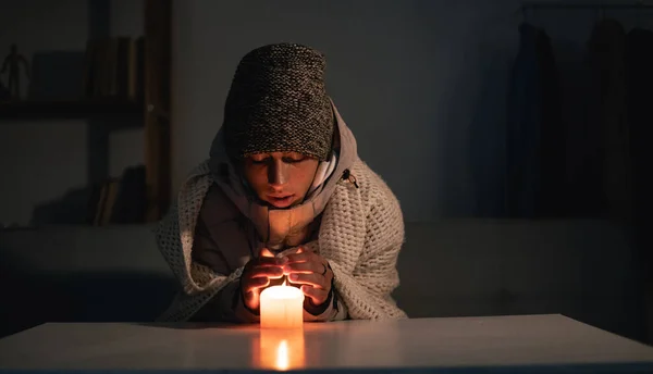 Ein Junger Mann Mit Einem Warmen Winterhut Sitzt Hause Einem — Stockfoto