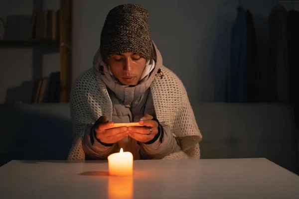 Hombre Cansado Sufre Calefacción Electricidad Durante Una Crisis Energética Europa —  Fotos de Stock